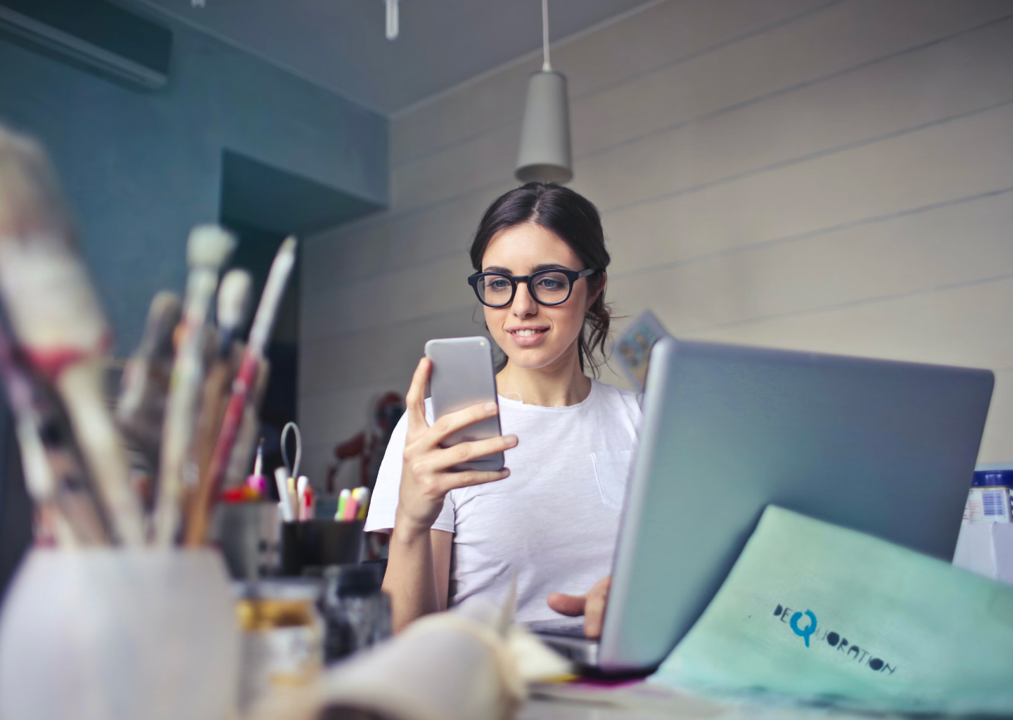Nurse using Holliblu app
